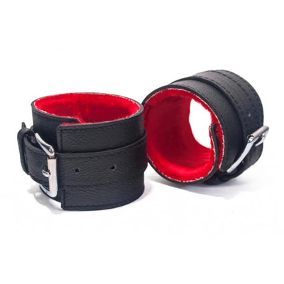 Hand Cuffs bőr csuklókötöző (piros-fekete)